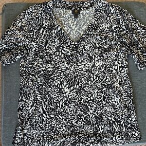 JM Collection Black & White V-Neck Short Sleeve Tee with Swirl Print